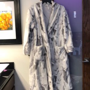 Woman faux fur robe